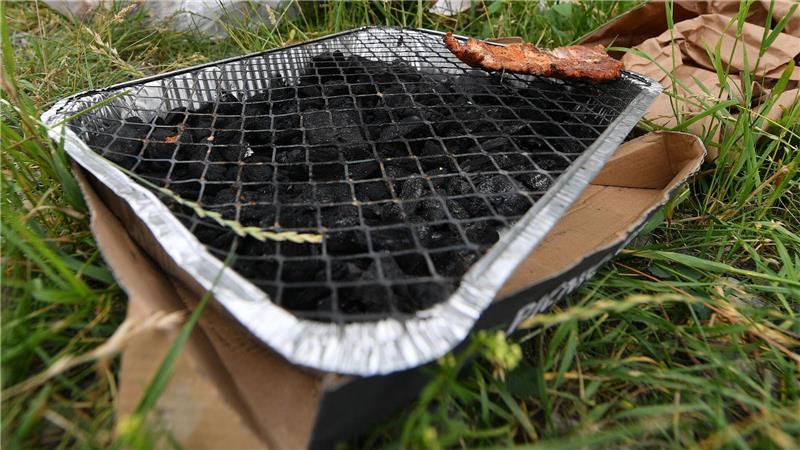 Grillen to go: Deutsche greifen öfter zum Einweggrill Der Absatz von Einweggrills hat stark zugenommen. (Archivbild)