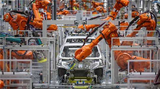 Der Absatz von Industrierobotern ist weiterhin hoch - im vergangenen Jahr aber leicht zurückgegangen. (Symbolbild)