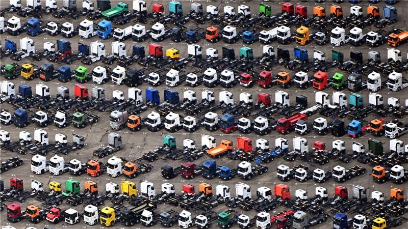 Daimler Truck streicht 5.000 Stellen - Kosten sollen runter Der Absatz von Mercedes-Benz Trucks ist zuletzt gesunken. (Archivbild)