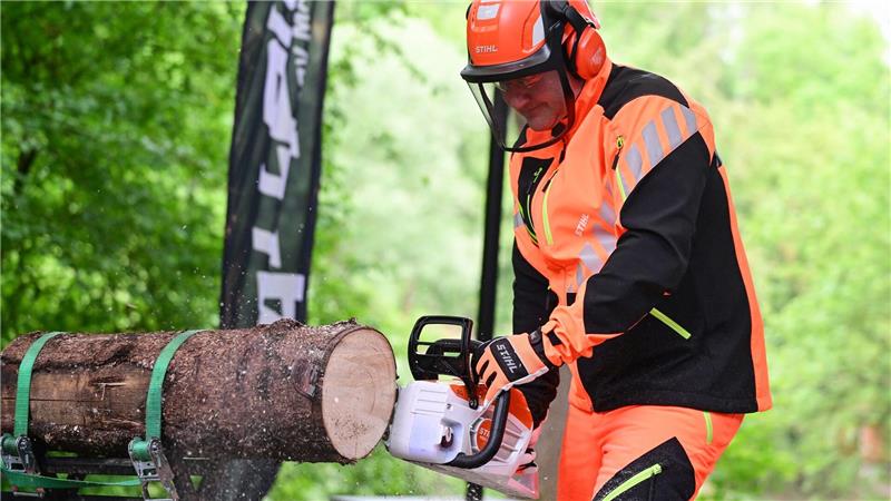Der Absatz von Stihl-Akkugeräten war zuletzt gewachsen. Vorstands-Chef Traub sägt bei der Bilanz-Pressekonferenz mit einer neuen Stihl-Akkusäge einen Baumstamm.