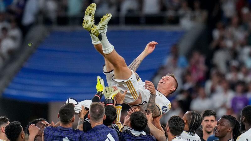 „Gracias Leyenda“ - Königlicher Abschied für Kroos bei Real Der Abschied vom Publikum im Estadio Santiago Bernabéu war für Toni Kroos emotional.