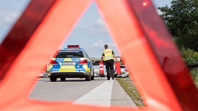 Der Abschnitt auf der A33 blieb viele Stunden voll gesperrt. (Symbolbild)