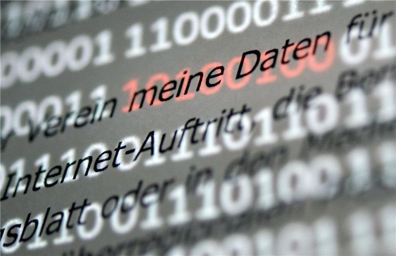 Verstöße beim Datenschutz: Sechstellige Geldstrafen Der Abschnitt "meine Daten" einer Musterdatenschutzerklärung wird von roten Einsen und Nullen hervorgehoben, die auf einem Bildschirm zu sehen sind.