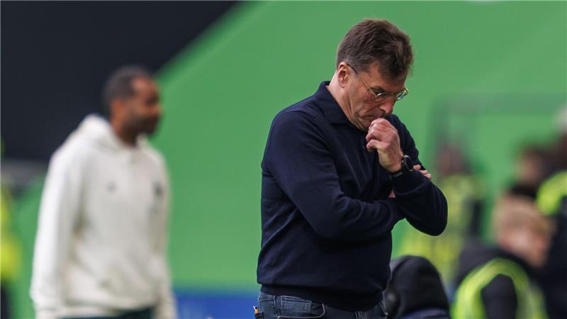 Der Abstieg droht: Wolfsburgs Trainer Dieter Hecking beim 0:1 gegen Werdder Bremen.