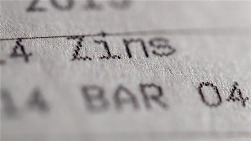 Der Abwärtstrend ist gestoppt, aber die Inflation schlagen Sparerinnen und Sparer mit Fest- und Tagesgeldangeboten nach wie vor in der Regel nicht. (Symbolbild)