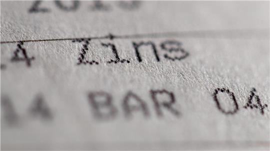 Der Abwärtstrend ist gestoppt, aber die Inflation schlagen Sparerinnen und Sparer mit Fest- und Tagesgeldangeboten nach wie vor in der Regel nicht. (Symbolbild)