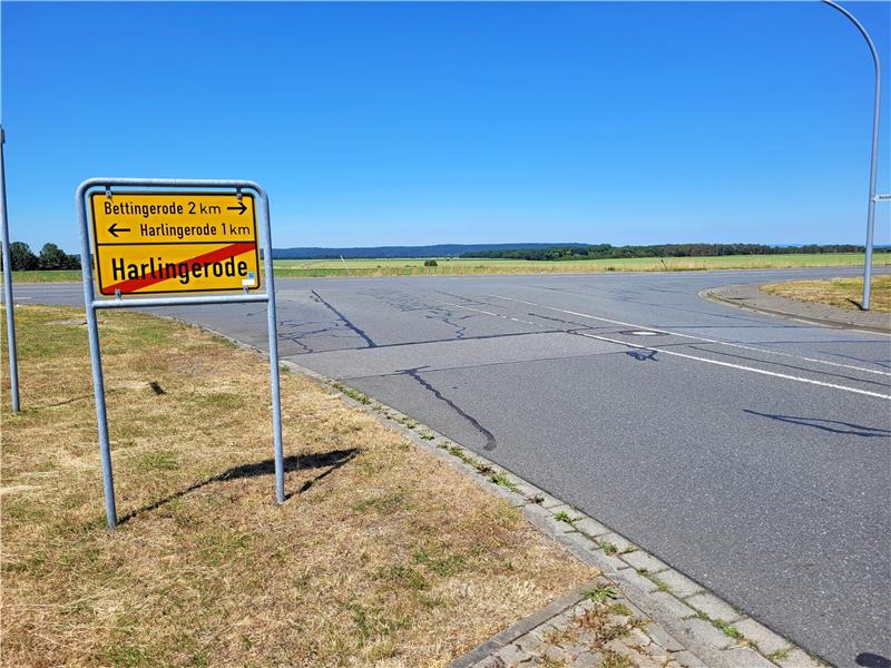 Hat Harzburg bald einen der kürzesten Radwege Deutschlands? Der Abzweig vom Gewerbegebiet Harlingerode Nord auf die K 46 – links geht es nach Harlingerode, rechts nach Bettingerode. Geradeaus soll es eines Tages eine Straße ins neue Gewerbegebiet führen. Zu diesem Zweck soll ein Kreisel errichtet werden. Geht es nach der Politik, ergänzt durch einige Hundert Meter Radweg. Foto: Exner