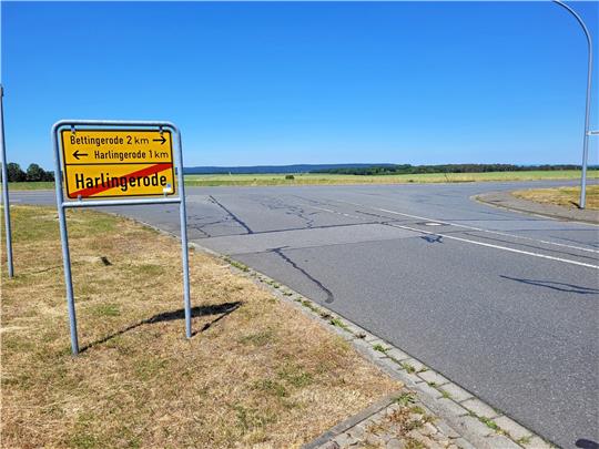 Der Abzweig vom Gewerbegebiet Harlingerode Nord auf die K 46 – links geht es nach Harlingerode, rechts nach Bettingerode. Geradeaus soll es eines Tages eine Straße ins neue Gewerbegebiet führen. Zu diesem Zweck soll ein Kreisel errichtet werden. Geht es nach der Politik, ergänzt durch einige Hundert Meter Radweg. Foto: Exner
