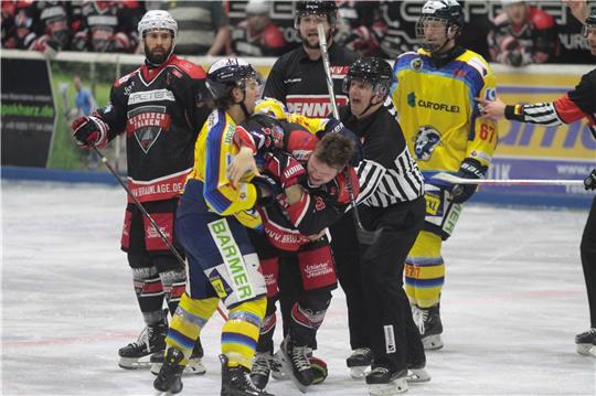 Der Adendorfer Daniel Herklotz (2.v.l.) zettelt gleich zu Beginn der Partie eine Schlägerei mit Falke Nico Schnell an. Dafür bekommen beide Spieler eine Pause von fünf Minuten extra auf der Strafbank. Foto: Gietemann