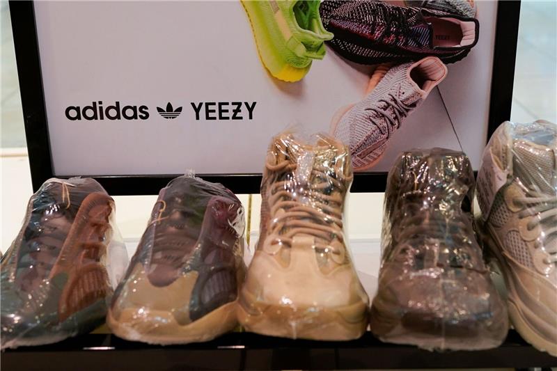 Vom Umsatzstar zum Buhmann - Adidas löst Kanye-West-Problem Der Adidas-Konzern will Teile des Bestandes an den gemeinsam mit Rapper Kanye West auf den Markt gebrachten Produkten der «Yeezy»-Reihe auch nach der Trennung von dem umstrittenen Musiker weiter verkaufen.