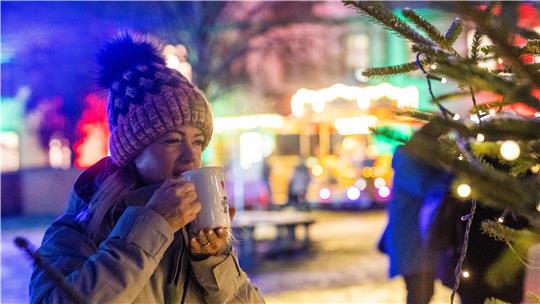 Der Adventsmarkt ist nach einem Jahr Pause zurück im Klostergut Wöltingerode und verspricht wieder zwei Wochenenden stimmungsvolles Ambiente, ein buntes Programm und viele Leckereien, auch aus der Klosterbrennerei.