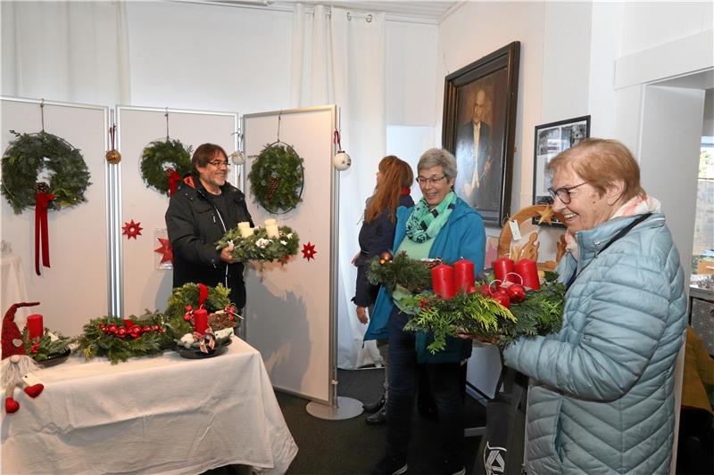 Adventskränze finden in Hahnenklee reißenden Absatz Der Adventsschmuck, der beim Hahnenkleer Schneeflöckchenmarkt angeboten wird, ist schnell ausverkauft. Foto: Kammer