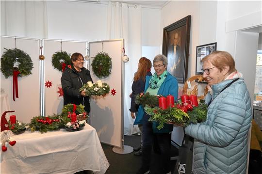 Der Adventsschmuck, der beim Hahnenkleer Schneeflöckchenmarkt angeboten wird, ist schnell ausverkauft. Foto: Kammer