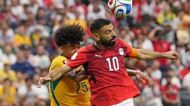 Der Ägypter Mohamed Salah (r) hatte gegen die Australier einen schweren Stand.