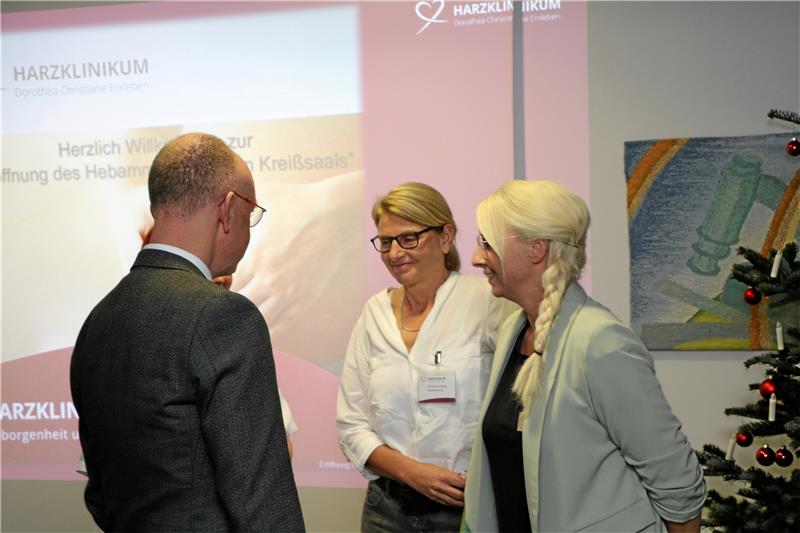 Der Ärztliche Direktor Dr. Matthias Voth (v.li.), Christine König, Pflegedienstleitung, und Silvana Buch, Leitende Hebamme. Foto: Harzklinikum