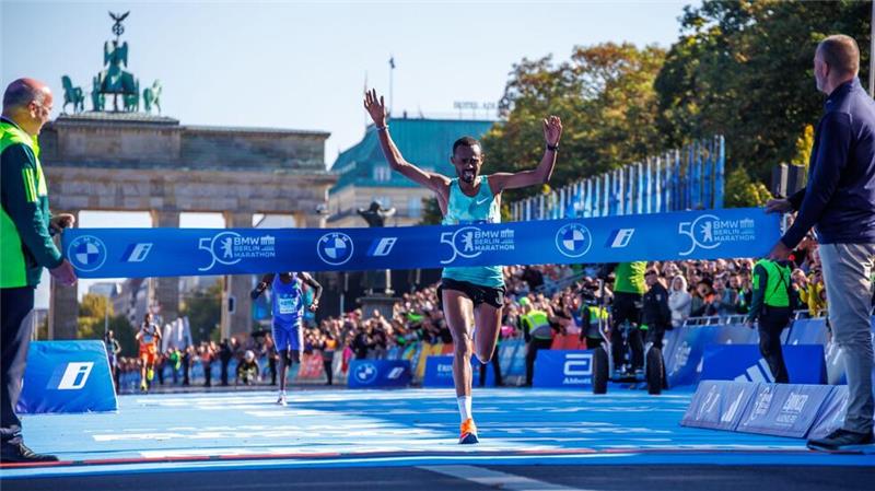 Äthiopischer Doppelsieg beim 50. Berlin-Marathon Der Äthiopier Milkesa Mengesha jubelt über seinen Sieg.