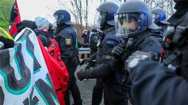 Der AfD-Bundesparteitag in Riesa wird begleitet von massiven Protesten. 