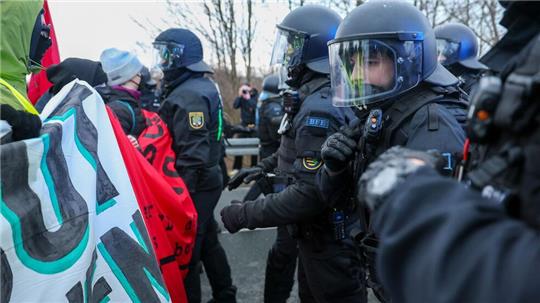 Der AfD-Bundesparteitag in Riesa wird begleitet von massiven Protesten. 