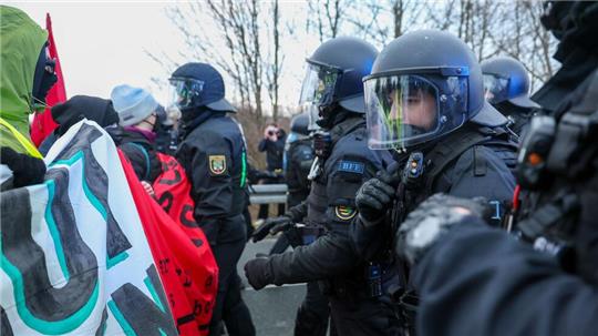 Der AfD-Bundesparteitag in Riesa wurde von großen Protesten begleitet (Archivbild).
