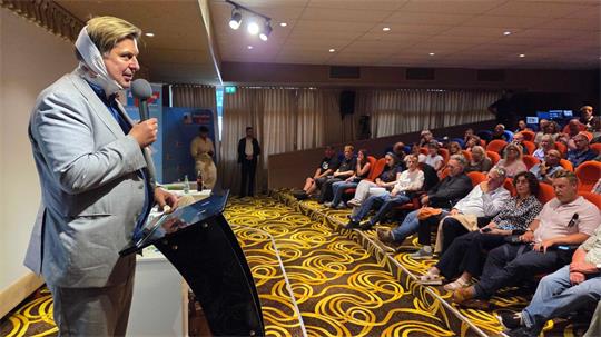 Der AfD-Bundestagsabgeordnete Maximilian Krah bei seiner Rede in Gifhorn. 