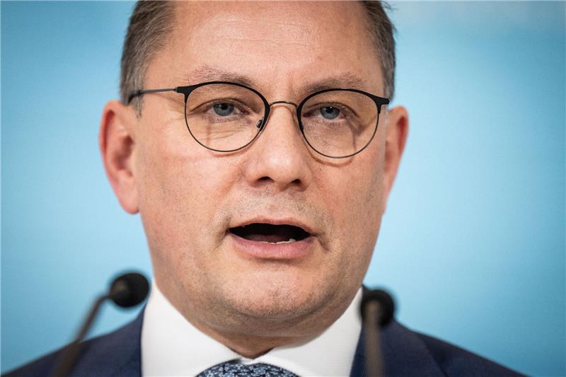AfD-Chef Chrupalla: Rede von Nawalnys Witwe „Inszenierung” Der AfD-Bundesvorsitzender und Fraktionsvorsitzender Tino Chrupalla will im Fall Alexey Nawalny erst die Ermittlungen der russischen Behörden abwarten.
