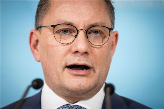 Der AfD-Bundesvorsitzender und Fraktionsvorsitzender Tino Chrupalla will im Fall Alexey Nawalny erst die Ermittlungen der russischen Behörden abwarten.