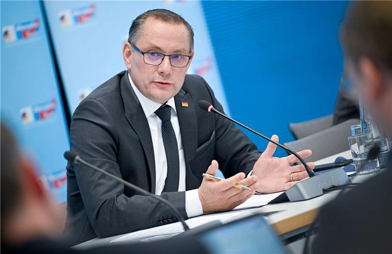 Ermittlungen nach Vorfall mit Chrupalla eingestellt Der AfD-Chef sprach von einem Anschlag, der auf ihn verübt worden sei. «Insgesamt ist dieser Angriff auf mich als Anschlag zu werten», sagte er wenige Tage nach der Klinikbehandlung in Berlin. Die Staatsanwaltschaft bewertet den Vorfall allerdings anders.