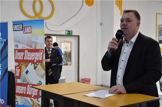 Der AfD-Kreisvorsitzende Main Müller begrüßt die Gäste beim Kreisparteitag in Seesen.