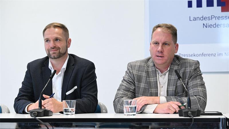 Der AfD-Politiker Peer Lilienthal (rechts) geht von vier Wiederholungswahlen aus.