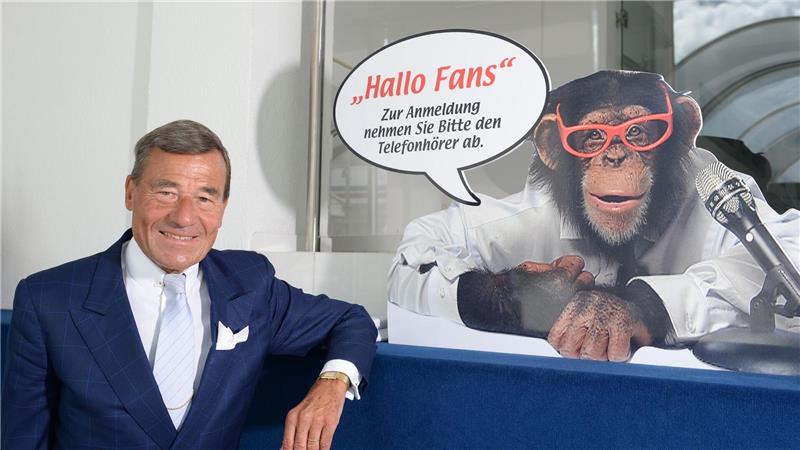 Wolfgang Grupp zurück im Büro – Kinder setzen auf seinen Rat Der Affe Charly ist heute noch eine wichtige Werbefigur für Trigema. (Archivbil)