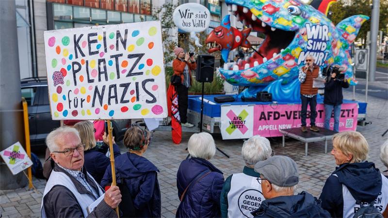 Bunter Fisch auf Berlinreise: Bündnis wirbt für AfD-Verbot Der Aktivist Törk Hansen, Mitinitiator eines Bündnisses für ein AfD-Verbotsverfahren, hat auf dem Jahnplatz in Bielefeld gesprochen.