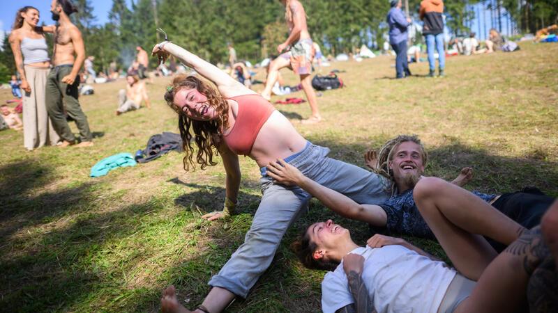 Drohneneinsatz über dem Camp: Ein Tag bei der „Rainbow Family“ Der Alltag der „Rainbow Family“ ist musikalisch, entspannt und vor allem ohne Regeln.