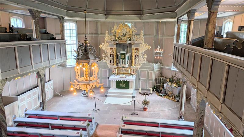 Der Altar ist eine Spende von Pastor Bernhard Bertram aus 1674.