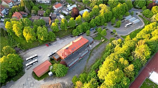 Der Alte Bahnhof von oben: Das Gelände, auf dem aktuell die Stadtbibliothek steht, soll bald erweitert werden. Foto: Neuendorf