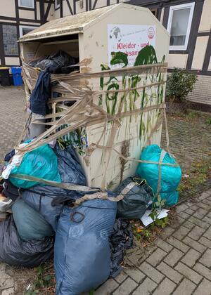 Lutter kämpft weiter mit Müll an den Altkleidercontainern Der Altkleidercontainer an der Frankfurter Straße ist komplett vermüllt.