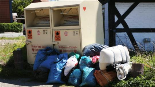 Der Altkleidercontainer in der Othfresener Ortsdurchfahrt wurde unlängst abgebaut. Der Schandfleck ist verschwunden.