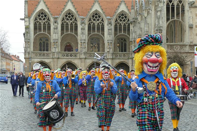 Alles rund um den Schoduvel am 19. Februar Der Altstadtmarkt ist wie immer Epizentrum des Umzugs. Foto: Norbert Jonscher/Archiv