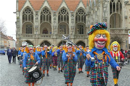 Der Altstadtmarkt ist wie immer Epizentrum des Umzugs. Foto: Norbert Jonscher/Archiv