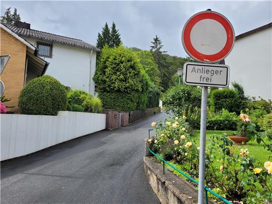 Der Amsbergring ist Anfang der 1960er Jahre gebaut worden und seitdem eine Privatstraße. Nicht alle der dortigen Hauseigentümer wohnen aber tatsächlich auch vor Ort, was einen Austausch mitunter schwierig macht. Foto: Exner