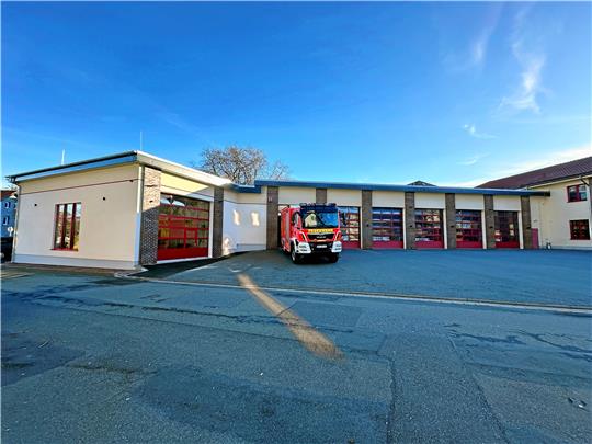 Der Anbau ans Bad Harzburger Feuerwehrhaus (links im Bild) ist bereits in Betrieb, seit Samstag aber auch offiziell eingeweiht. Dort befinden sich eine Dekontaminationshalle, ein Lager, eine Werkstatt und ein Büro.  Fotos: Schlegel (3)/Feuerwehr