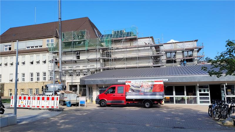 Bad Harzburg: Hier entstehen derzeit Wohnungen und Straßen Der Anbau ans Werner-von-Siemens-Gymnasium vom Rathaus-Parkplatz aus gesehen.