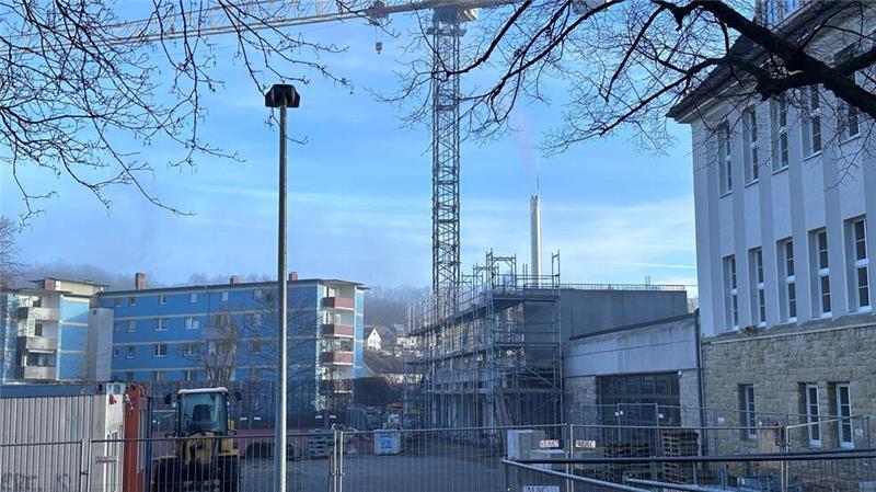Der Anbau ans Werner-von-Siemens-Gymnasium wächst – hier zu sehen vom Hof des GZ-Redaktionsgebäudes aus. Doch auch wenn dort fleißig gearbeitet wird, kann der Landkreis den selbst auferlegten Zeitplan nicht einhalten.