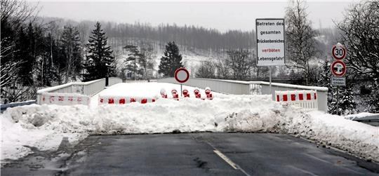 Der Anblick der gesperrten Bramkebrücke bleibt den Autofahrern wohl auch noch einige Jahre erhalten. Das Lebensgefahr-Schild soll jedoch entfernt werden. Foto: Neuendorf
