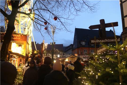 Der Andrang am Riesenrad ist groß.