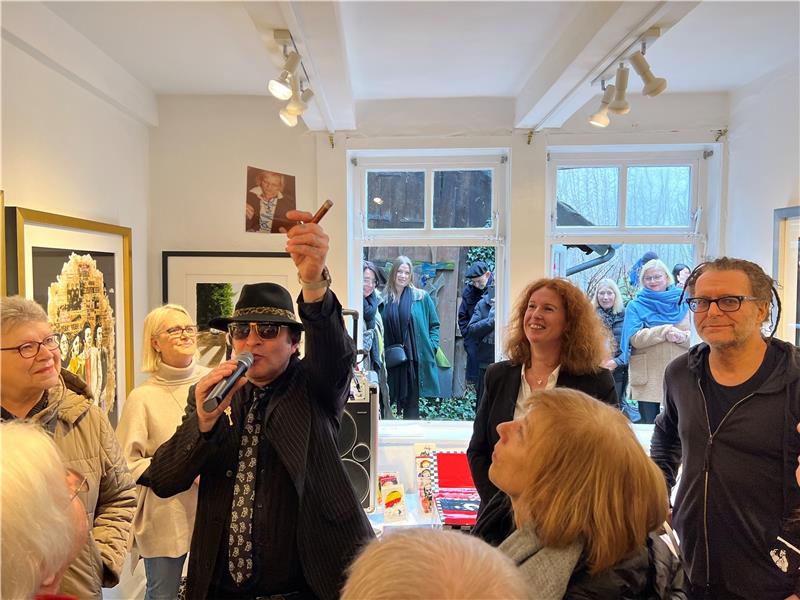 Gemalte Kunstwerke aus Espresso, Tee und Likör Der Andrang bei den Vernissagen ist groß. 2023 mimt Hajo Güldenpfennig den Udo Lindenberg für die Schau „Thomas Jankowski, Udo Lindenberg, Otto Waalkes“.