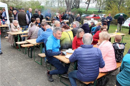 Kirschblütenfest mit Kaffee, Kuchen und Kultur Der Andrang beim diesjährigen Kirschblütenfest ist bei frühlingshaftem Wetter mal wieder recht groß.  Foto: Leifeld