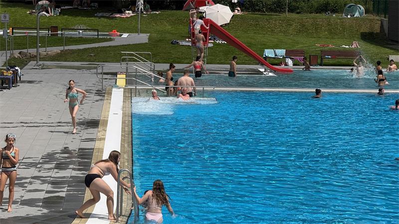 Das Foto zeigt ein großes Freibad.