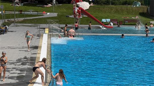Das Foto zeigt ein großes Freibad.