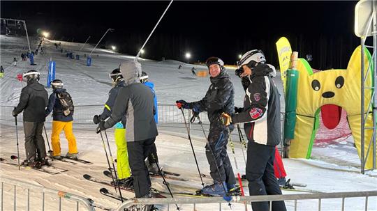 Der Andrang ist zwar nicht groß, ein paar Wintersportler nutzen dennoch das Angebot des Nachtskilaufs am Wurmberg.
