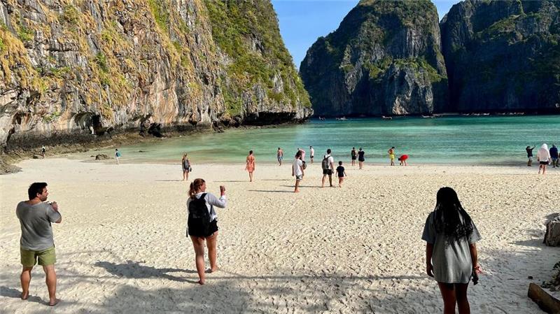 „The Beach“: Thailands Maya Bay öffnet wieder für Touristen Der Andrang von Touristen macht dem fragilen Ökosystem zu schaffen. (Archivbild)